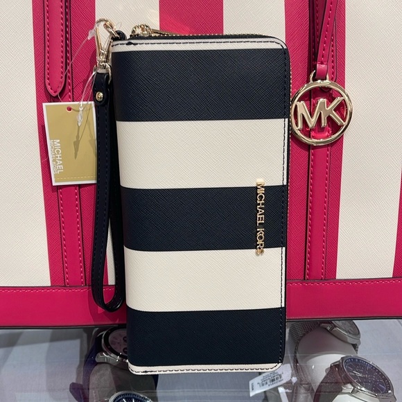 MICHAEL KORS JST 
Leather Continental Wristlet Phone Case Wallet
Black Multi
NWT - Picture 5 of 16